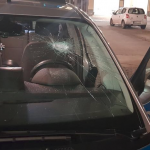 Steine gegen Polizeiautos