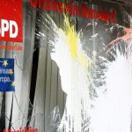 Glasbruch und Farbe für Parteibüros von CDU, SPD und FDP