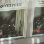 Glasbruch an und Buttersäure in Restaurants von rechten