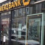 Steine und Farbe gegen Deutsche Bank und Commerzbank