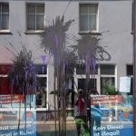 Farbe gegen AfD-Büro und rechten Treffpunkt