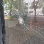Farbe und Glasbruch gegen Staytoo-Wohnheim