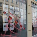 Steine gegen Immobilienbüro
