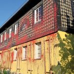Farbe gegen Haus von Jörg Urban (AfD) und Bauschaum bei Blaue Narzisse-Büro