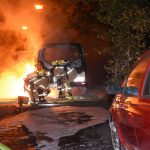 Auto und Baumaschine von Eurovia/Vinci abgefackelt