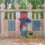 Farbe gegen Kriegsdenkmal