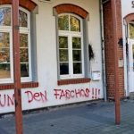 Farbe gegen Stadthaus vor AfD-Veranstaltung