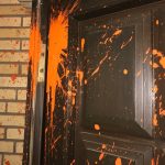 Farbe gegen Wohnhaus von Erika Steinbach