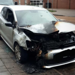 Auto von Nazi angezündet