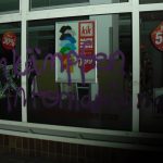 Parole und Plakate an Kik-Filiale