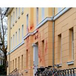 Farbe und Steine gegen Ausländerbehörde