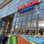 Steine, Bitumen und Buttersäure gegen Supermarkteröffnung