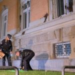 Farbe und Steine gegen Strafjustizgebäude