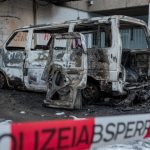Nazi-Wahlkampfauto abgefackelt und Parteibüro beschädigt