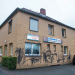 Farbe gegen Verlagsgebäude