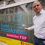 Steine gegen FDP-Büro