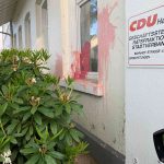 Farbgläser auf CDU und das „Deutsche Rote Kreuz“ geworfen