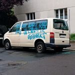 Auto mit rechtem Aufkleber demoliert