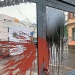 Farbe und Steine gegen Polizeiposten