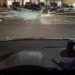 Steine gegen Polizeiwagen