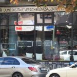 Farbe und kaputte Scheiben an Rent24-Niederlassung