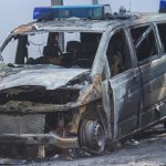 Polizeiautos und Revier angezündet