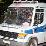 Farbbeutel gegen die Polizei