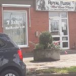 Steine gegen rechten Tattoo-Laden