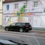 Farbe gegen Nazi-Immobilie