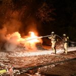 Feuer auf Parkplatz eines Jeep-Autohändlers gelegt