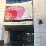 Farbflaschen und Steine gegen SPD-Zentrale