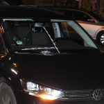 Zivilwagen der Polizei mit Steinen beworfen