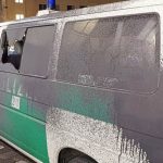 Steine und Farbe gegen Polizeiwagen