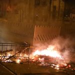 Feuer entzündet und Polizei angegriffen
