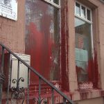 Steine und Farbflaschen gegen AfD-Büro