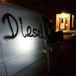 Transporter der Deutsche Bahn mit Bauschaum verschlossen