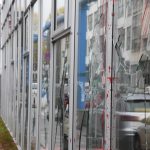 Steine und Farbe gegen Mercedes-Autohaus