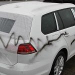 32 Neuwagen mit Farbe besprüht