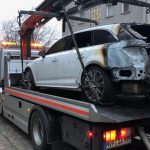 Autos vor Polizeiwache angezündet