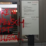 Farbe und Kleber gegen Abschiebebehörde