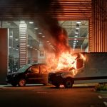 Fahrzeuge bei Mercedes- und Toyota-Autohäusern in Brand
