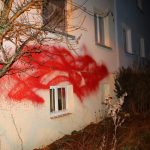 Farbe und Bauschaum gegen Wohnhaus von Ursula Rüdenauer (AfD)