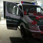 Mehrfach Streifenwagen mit Steinen und Farbe beworfen