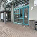 Scheiben an Jobcenter eingeschlagen