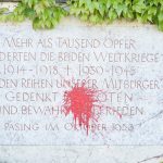Farbe gegen Kriegerdenkmal