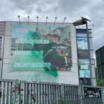 Scheiben bei Immobilienbüro eingeworfen, Farbe gegen Werbeplakat