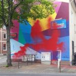 Farbe gegen FDP-Bürohaus, Scheibe an Polizeiwache eingeworfen