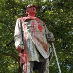 Farbe gegen Bismarck-Statue