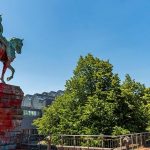 Farbe gegen Reiterdenkmal