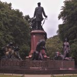 Farbe gegen Bismarck-Denkmal, Preußen-Statuen und U-Bahnhof-Namen
